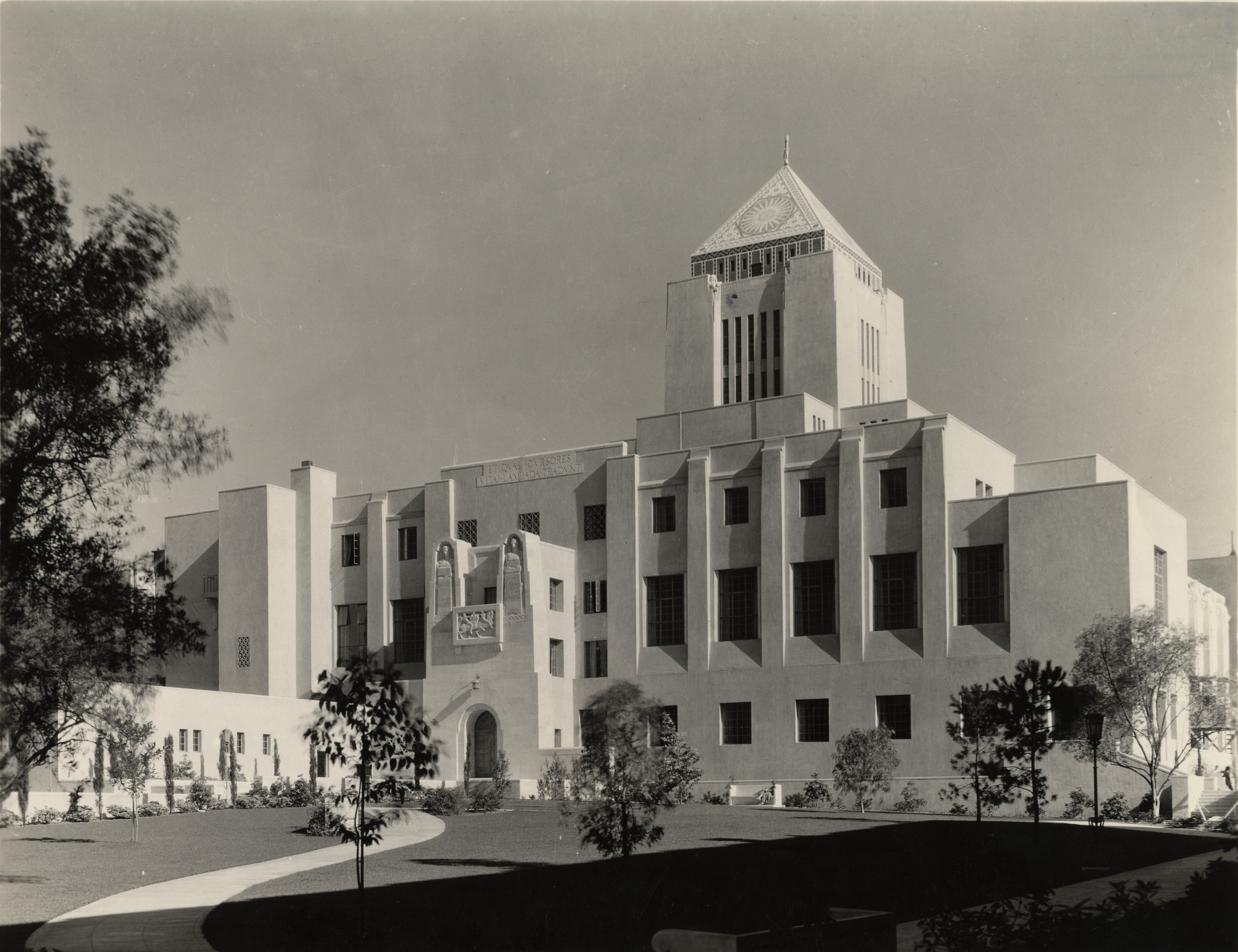 Los Angeles Public Library, 5th Street, c.1923–33. Art Deco design by Bertram Goodhue with mosaic-topped tower.